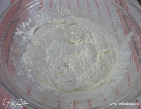 Для крема вымойте тщательно лимон. Лучше взять лимон среднего размера, если у вас проблемы с желудком или вы не любите слишком кислый вкус. С половины лимона срежьте цедру полосками для финального украшения. Оставшуюся цедру натрите на терке, из самого лимона надо отжать сок. Я использовала желатин, который не надо замачивать. Поэтому я разогрела сливки (23% жирности) и распустила в них желатин, остудила. В творог добавьте сахар, цедру лимона, сок лимонный и сливки с желатином. Творожную массу я еще пробила блендером. Или можно предварительно творог протереть через сито, если вы, как и я, не любите творожные крупинки.