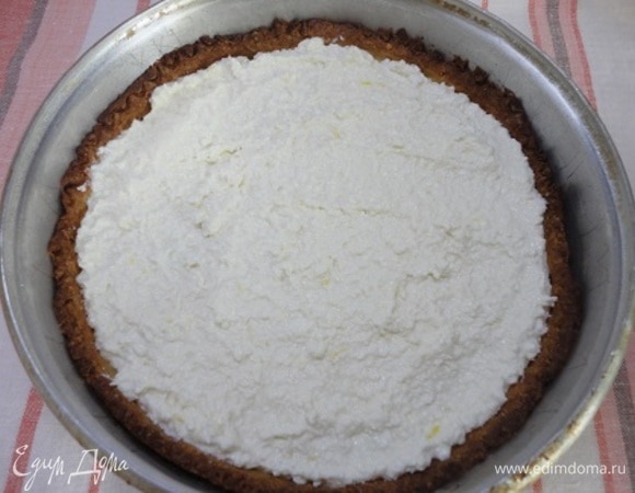 Минут 30 выдержите творог в холодильнике, выложите его в песочную основу и вновь поставьте в холодильник, пока будут готовиться сливы.