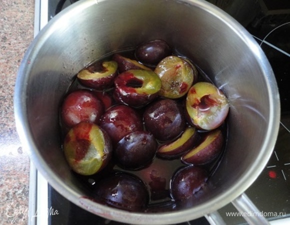 Очищенные от косточек сливы (выбирайте сорт потверже) вместе со сливовым джемом (у меня был смородиновый), сливовым соком и лимончелло (можно использовать любой ароматный алкоголь: коньяк, ликер сливовый и т. п.) довести до кипения и потушить не более 2 минут. Затем через сито слейте образовавшийся сироп в отдельную посуду и распустие в нем желатин. Остудите сливы и сироп.