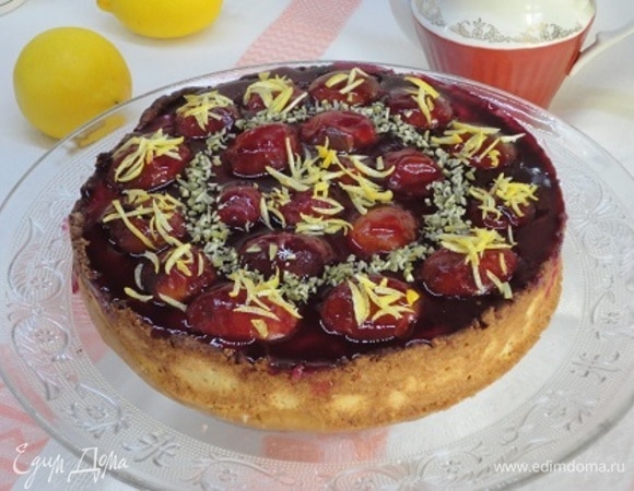 Половинки слив выложите поверх творожного крема и полейте сиропом с желатином. Я делала это в два этапа. Украсьте кусочками лимонной цедры и любимыми орехами. У меня были фисташки.