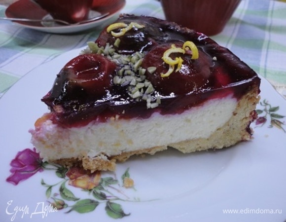 Хрустящая основа из песочного теста, нежный творожный крем и ароматное желе со сливами. Похоже, все сложилось.