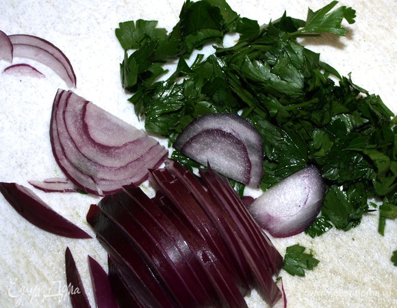 Лук (необязательно красный) нарезать перьями. Зелень порубить.