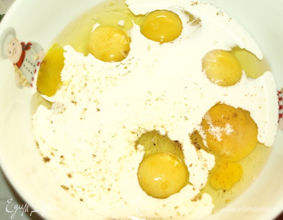 Яйца взбить со сливками, солью и перцем по вкусу.