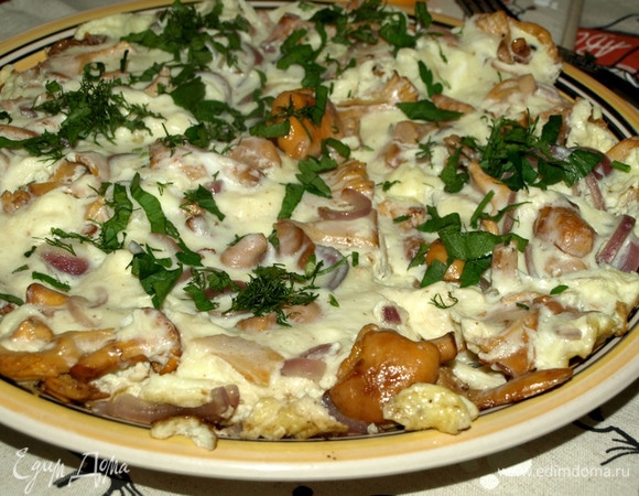 Готовый омлет посыпать рубленой зеленью.