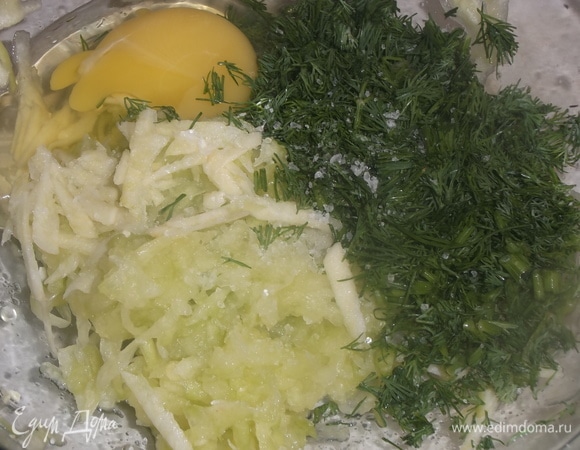 Кабачок почистить. Натереть на крупной терке. Посолить. Оставить на 10 минут. Отжать жидкость. Добавить натертый на крупной терке чеснок, нарезанный укроп. Вбить яйцо. Перемешать.