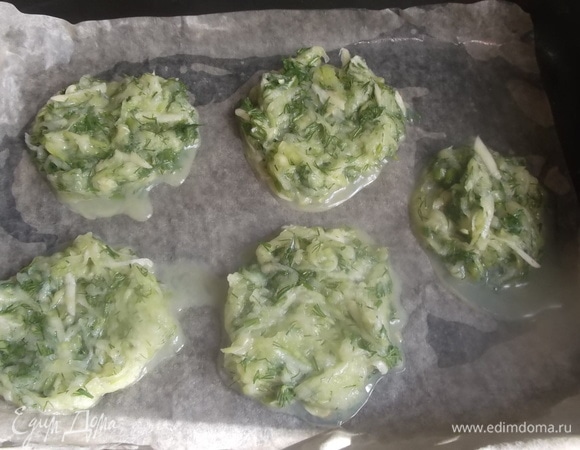 Форму смазать маслом. Застелить пергаментом. Ложкой выложить кабачковую массу. Поставить в разогретую духовку.