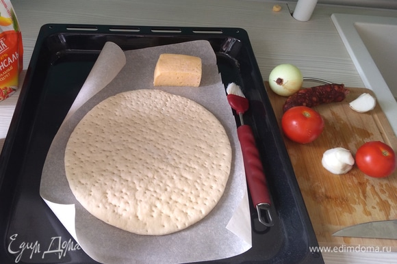 Разморозьте тесто (вы можете купить готовое, можете раскатать свое — как хотите). Помойте все, что решили положить в пиццу, и нарежьте. Самое сложное в этом шаге — не есть ингредиенты.