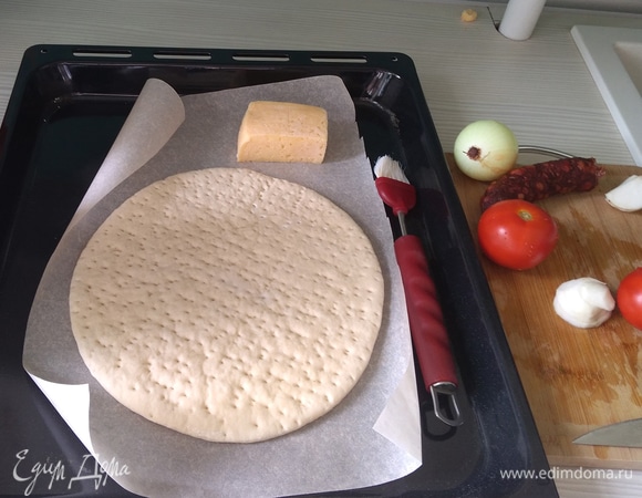 Разморозьте тесто (вы можете купить готовое, можете раскатать свое — как хотите). Помойте все, что решили положить в пиццу, и нарежьте. Самое сложное в этом шаге — не есть ингредиенты.