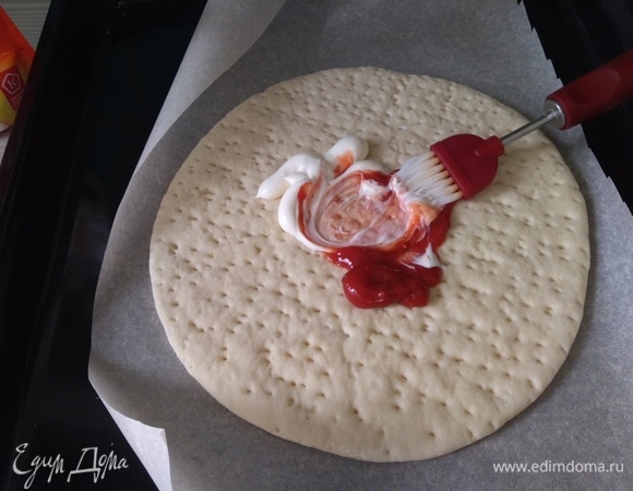 Размажьте кетчуп и майонез, чтобы все тесто стало нежно-оранжевым.