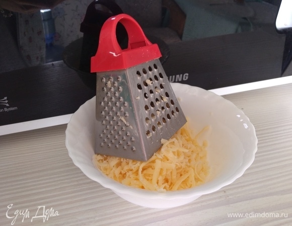 Натрите сыр на терке. Я не большая любительница сыров, поэтому беру любой сыр рублей за 130, но вы можете пировать, как хотите.