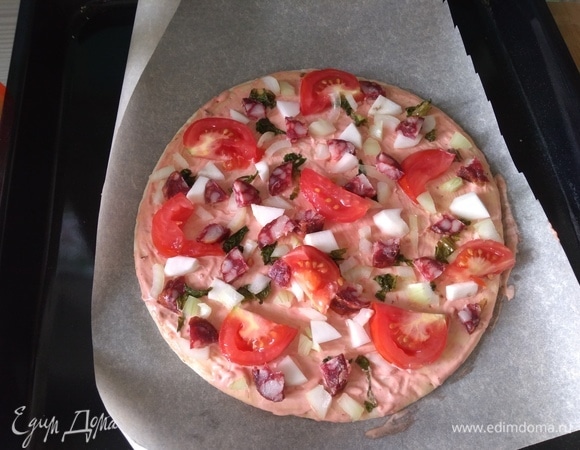 Положите все, что у вас есть, поверх теста для пиццы, распределяя, как вам хочется.