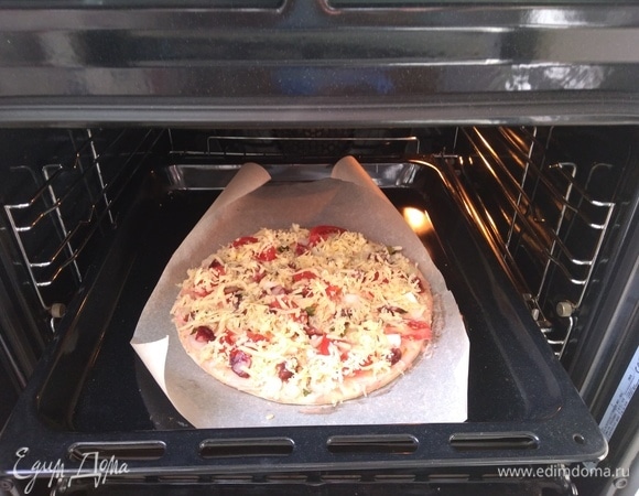 Оставьте в духовке на режиме «Пицца» где-то при температуре 175°C на 20 минут. Если режима такого нет, то просто на любом, где тесто будет готовиться со всех сторон.