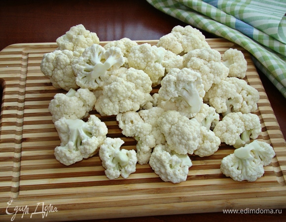 Капусту разобрать на не слишком мелкие соцветия.