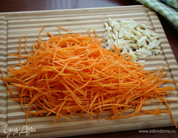 Морковь нашинковать тонкой соломкой или натереть на терке для корейской моркови. Чеснок нашинковать слайсами.
