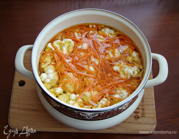 На капусту поставить гнет и оставить на сутки при комнатной температуре.