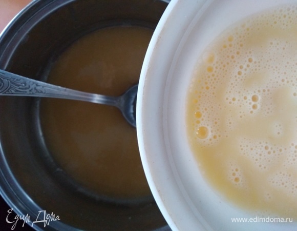 Яйца взболтать вилкой, влить в растопленную массу, перемешать.