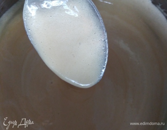 Добавить соду, перемешать и варить массу 10 минут, помешивая. Масса побелеет и увеличится. Снять с бани.
