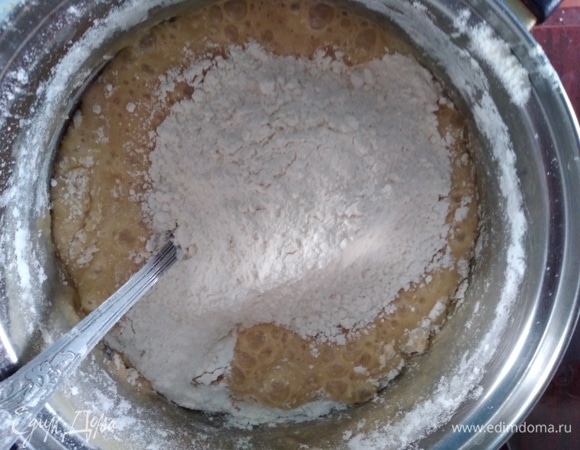 Смешать муку и разрыхлитель. Всыпать в горячую массу и замесить мягкое негустое тесто.