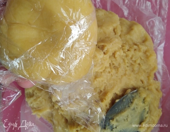 Тесто стало немного гуще, но еще липнет. Руки припылить мукой. В тесто муку не добавлять. Разделить тесто на 9 частей. Завернуть в пленку и убрать в холодильник на 30 минут.