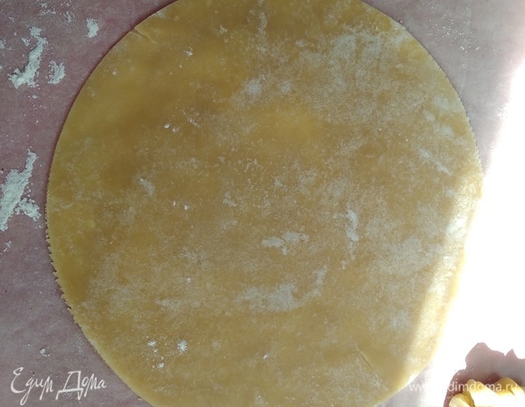 Духовку разогреть до 180°C. Доску припылить немного мукой. Раскатать каждую часть до 2 мм, наколоть вилкой, обрезать формой 18–20 мм. Выпекать 4–5 минут до легкого румянца.