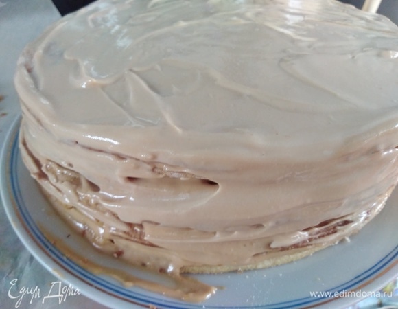 Собрать торт, промазывая коржи кремом.