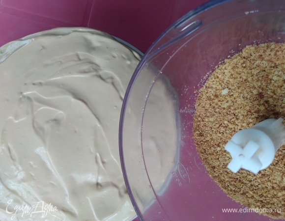 Бока и верх обсыпать крошкой.
