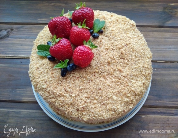 Убрать торт в холодильник на ночь. Украсить свежими ягодами по желанию.