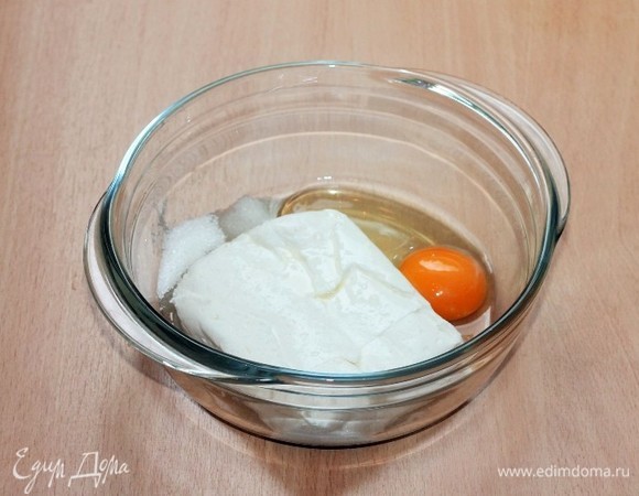 Приготовим тесто. Смешиваем протертый через сито творог с яйцом, сахаром и солью.
