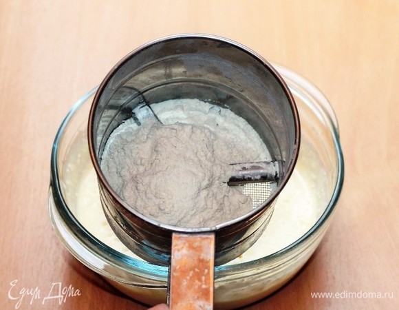 Небольшими порциями вмешиваем мучную смесь в творожную. Вымешиваем тесто, немного липнущее к рукам.