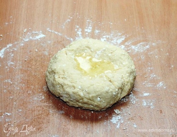 Подпыляем столешницу мукой и выкладываем из миски тесто, собираем в ком. Добавляем растительное масло и получаем маслянистое, не липнущее к рукам тесто.