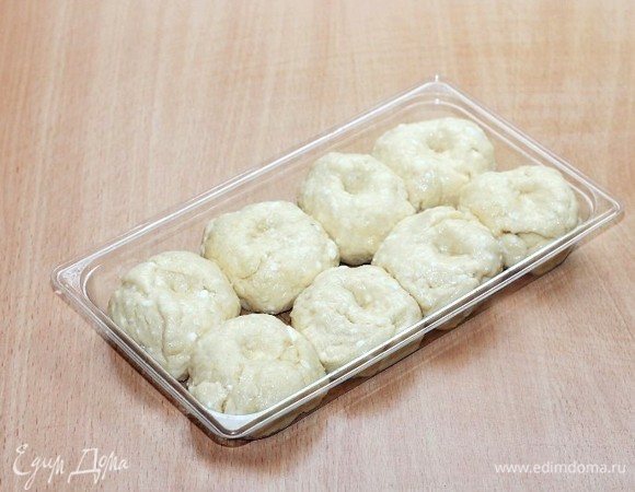 Делим тесто на 8 частей и убираем в холодильник.