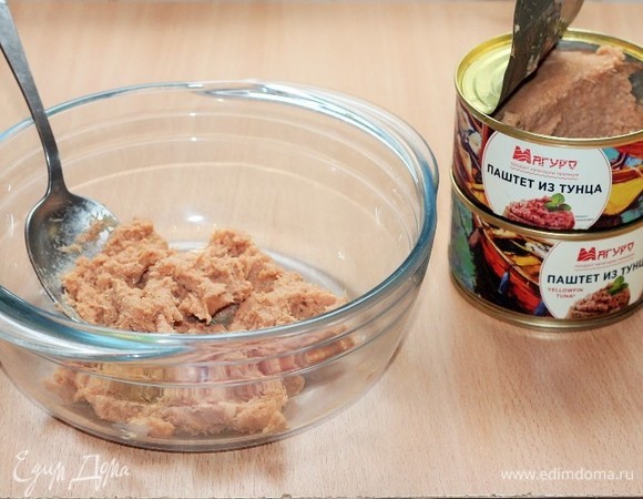 Пока охлаждается тесто, приготовим начинку. Выкладываем паштет из тунца ТМ «Капитан Вкусов» в миску.