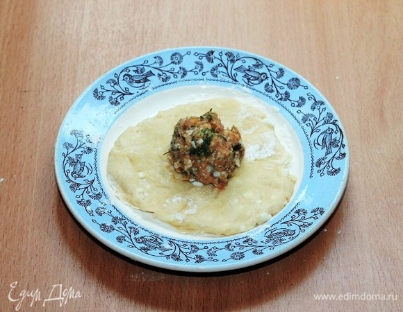 Подпыляем мукой блюдо и раскатываем каждую часть теста в круг. Кладем начинку.