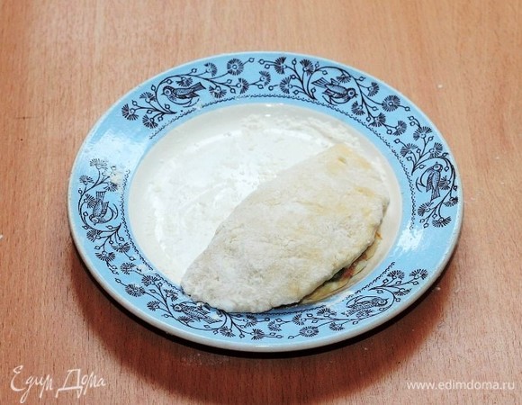 Закрываем начинку второй половинкой лепешки.