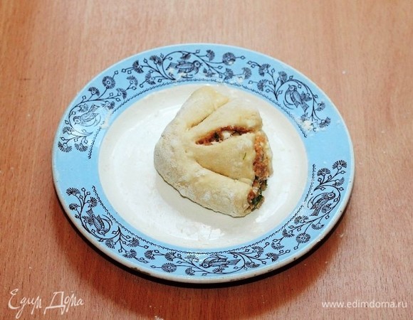 Затем формируем из половинки лепешки треугольник и надрезаем (только верх) на 3–4 части.