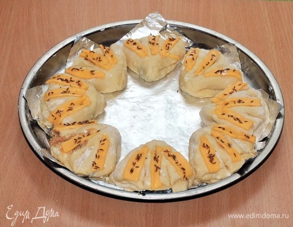 Выкладываем заготовки булочек на застеленный фольгой или бумагой для выпечки противень.