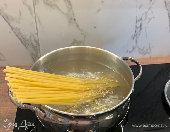 Кладем вариться пасту в кипящую подсоленную воду, варим на минуту меньше, чем указано на упаковке. Воду с пасты не сливаем. У меня букатини, но подойдут любые длинные макарошки. В это время натираем пармезан на мелкой терке, оливки любого цвета нарезаем.