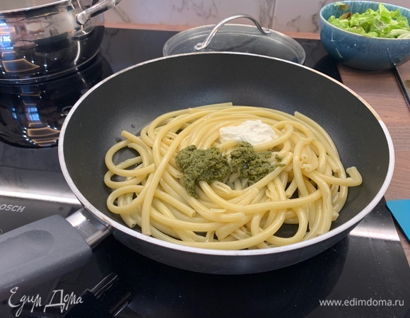 Когда паста будет готова, перекладываем ее из кастрюли щипцами или двумя ложками в сковороду, смазанную оливковым маслом холодного отжима, температура средняя. Добавляем половник воды из-под пасты, столовую ложку сливок, три чайные ложки песто, все перемешиваем. Оставляем на сковороде минуты на три. Песто я использовала готовое, но можно сделать и самостоятельно. Одной маленькой баночки мне хватило на два таких обеда и пиццу с песто, так что получается достаточно экономично)