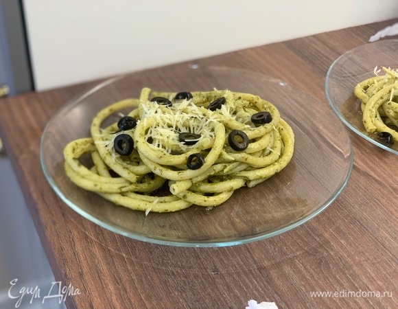 Готовую пасту перекладываем на тарелки, посыпаем тертым пармезаном и резаными оливками и наслаждаемся итальянским обедом!