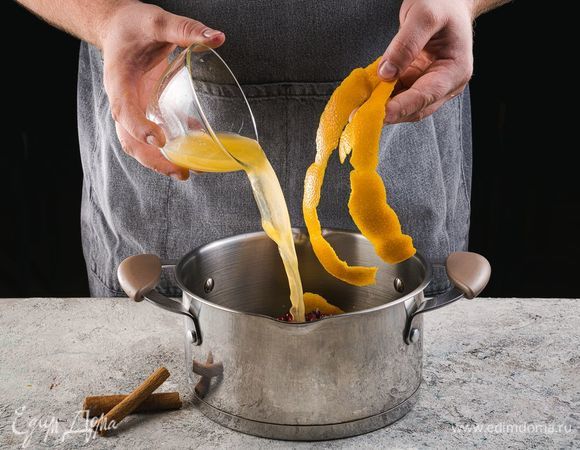 Добавьте палочки корицы, цедру и сок апельсина.