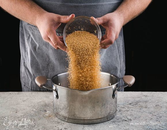 Всыпьте сахар.