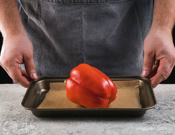 Застелите противень пергаментной бумагой и выложите перец.