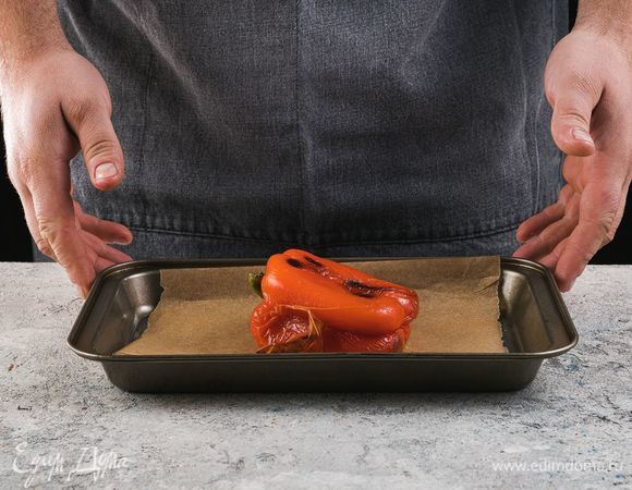 Запекайте перец в духовке до появления темных пятен.