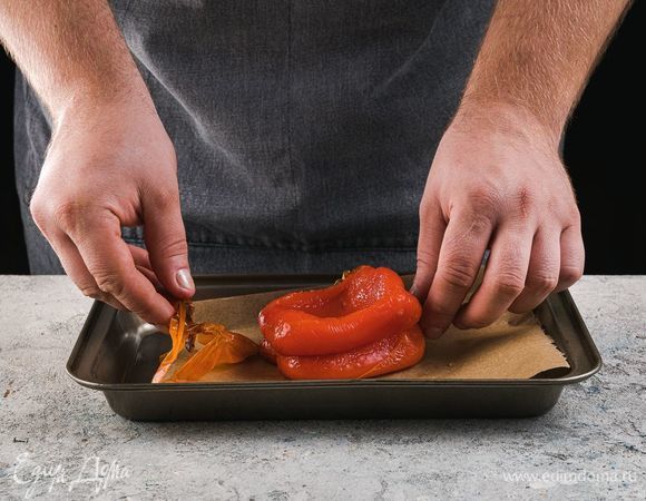 С готового перца снимите кожицу.