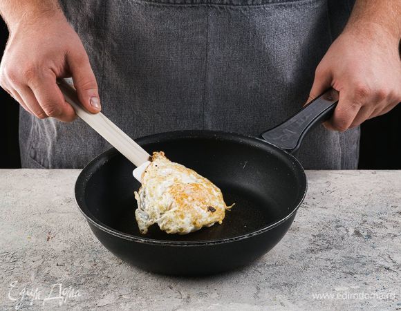 Оставшееся яйцо обжарьте с двух сторон до готовности.