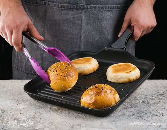 Разрежьте булочки пополам. Обжарьте их до золотистого цвета на сковороде-гриль.