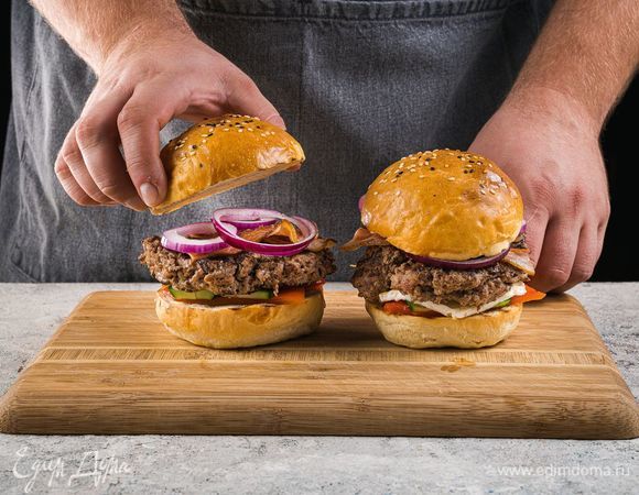 Обжаренное яйцо разрежьте пополам. На нижнюю половину булочки выложите ломтики перца, огурца, половину яйца, котлету и лук. Накройте сверху булочкой.