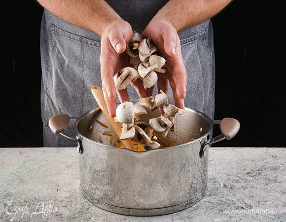 Туда же добавьте тщательно промытые и нарезанные грибы. Обжарьте 7 минут.