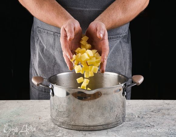 Добавьте картофель. После того, как вода закипит, добавьте соль, перец. Варите до готовности картофеля.