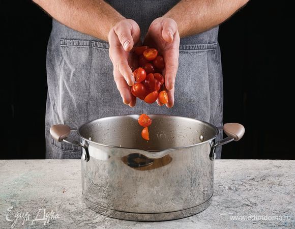 За пару минут до готовности добавьте нарезанные пополам помидоры.